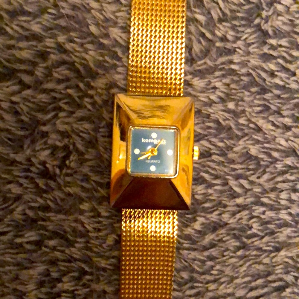 Vintage Ladies blue dial goldtone mesh bracelet watch.